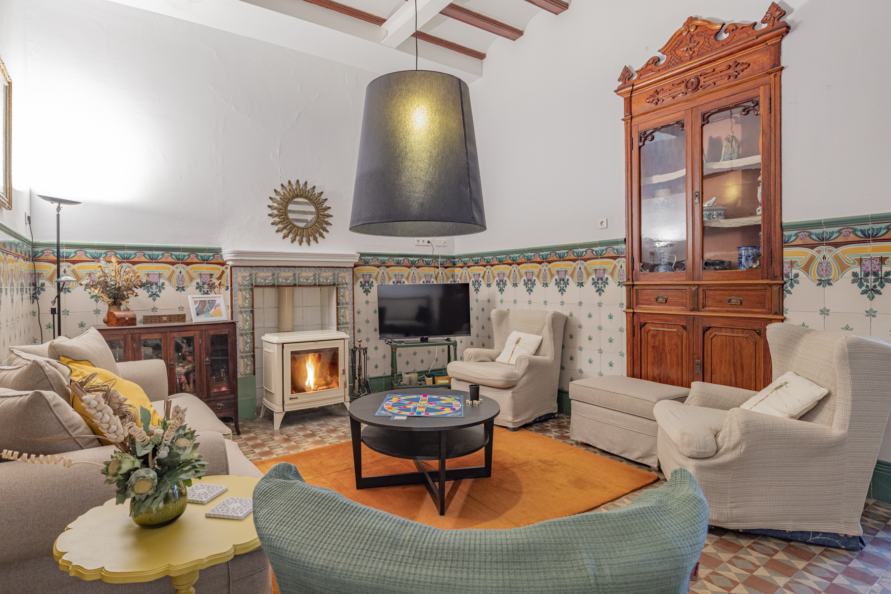 Zona de la chimenea y salón de CASA ARIZO
